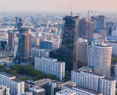 Widok wysokiej zabudowy centrum Warszawy